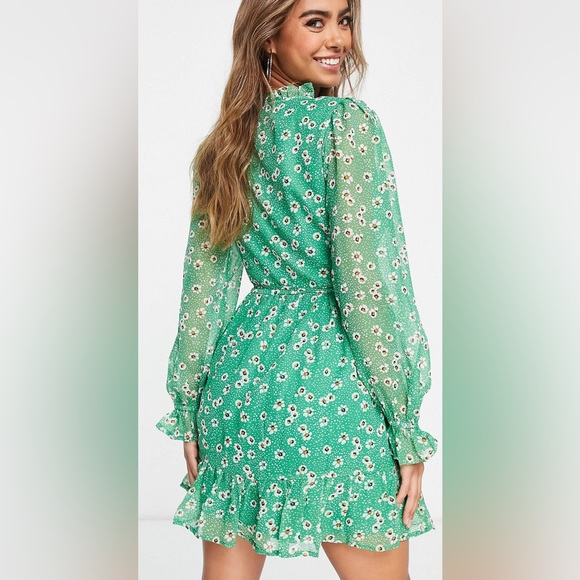 Dresses by In The Style- floral design with wrap front - Picture 2 of 3